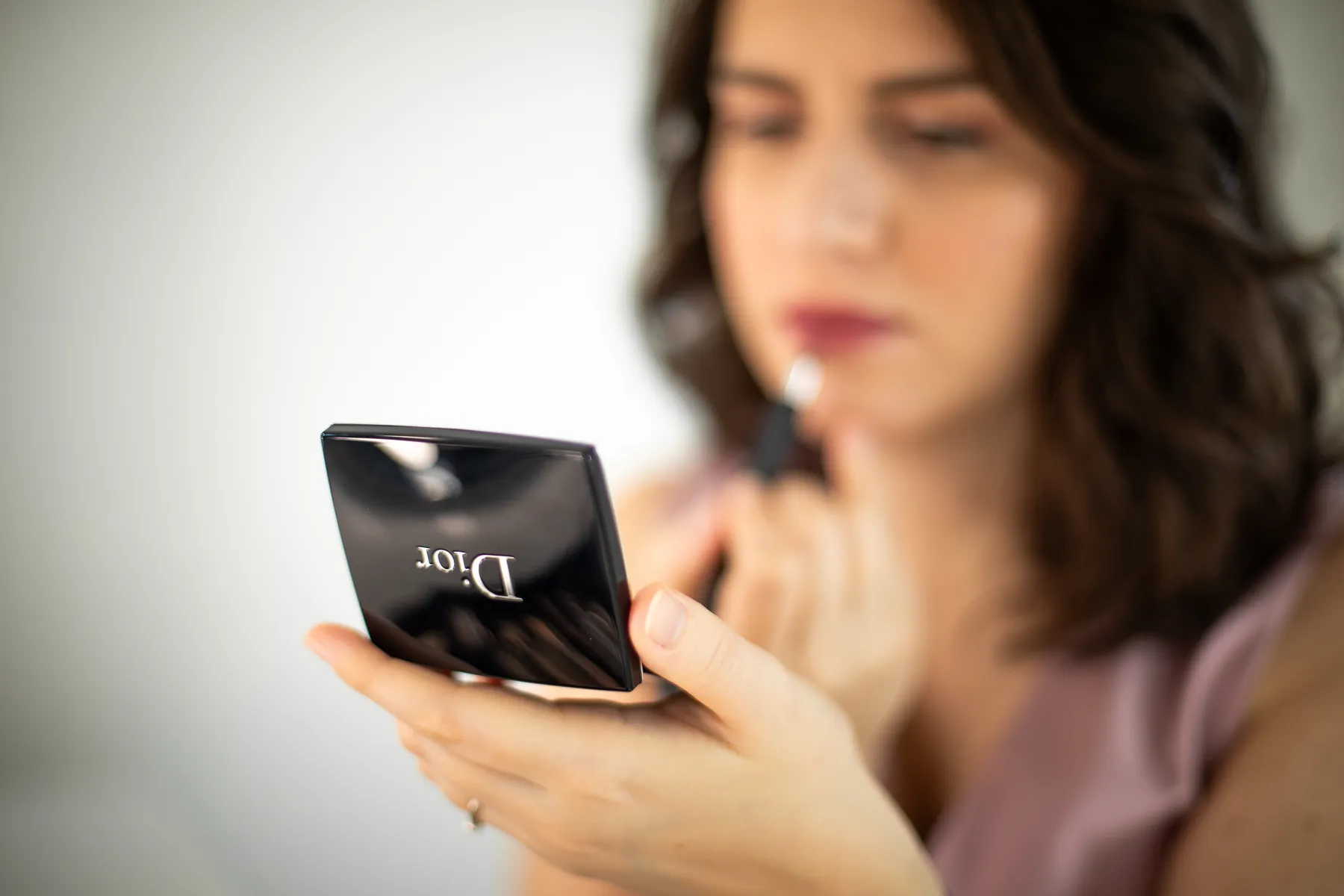 Applicazione del rossetto con specchietto durante una lezione di self makeup a Padova