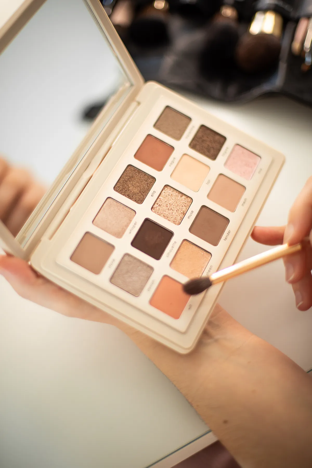 Applicazione degli ombretti passo dopo passo in una lezione di self makeup