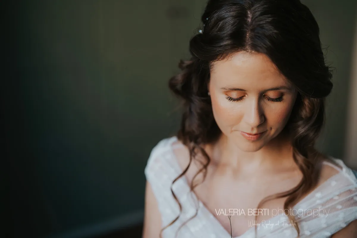 Bridal hair in Padua with natural waves and a delicate hairpin