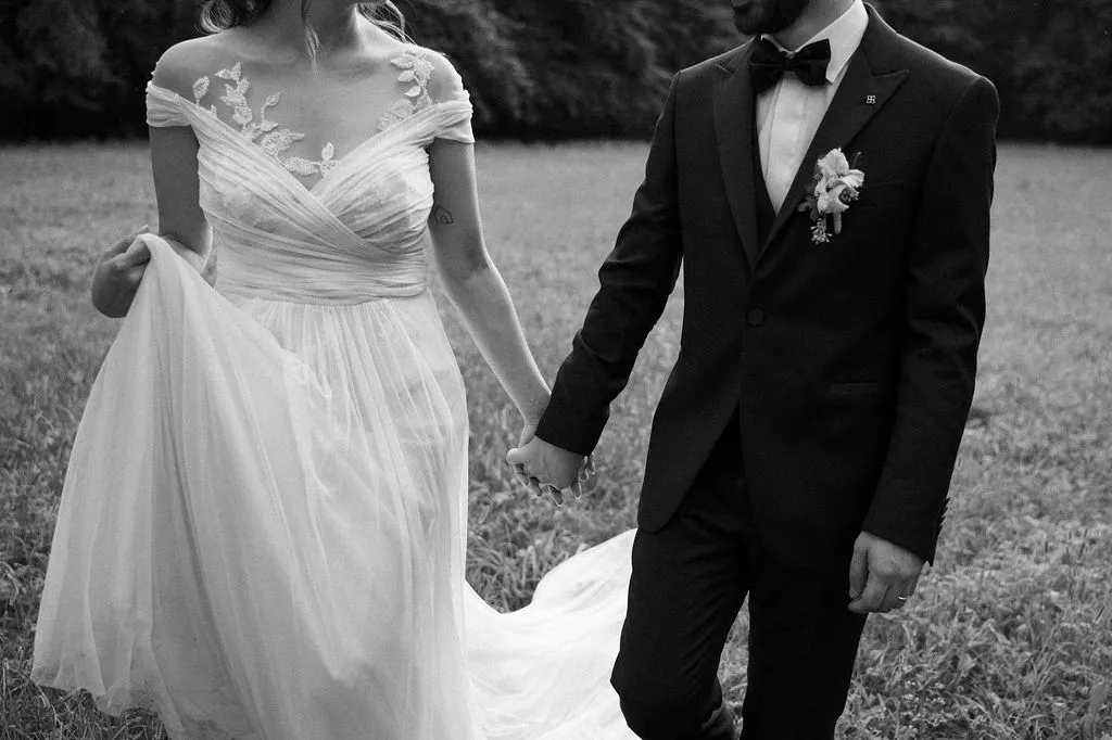 Sposi mano nella mano durante un matrimonio in Veneto, fotografia in bianco e nero