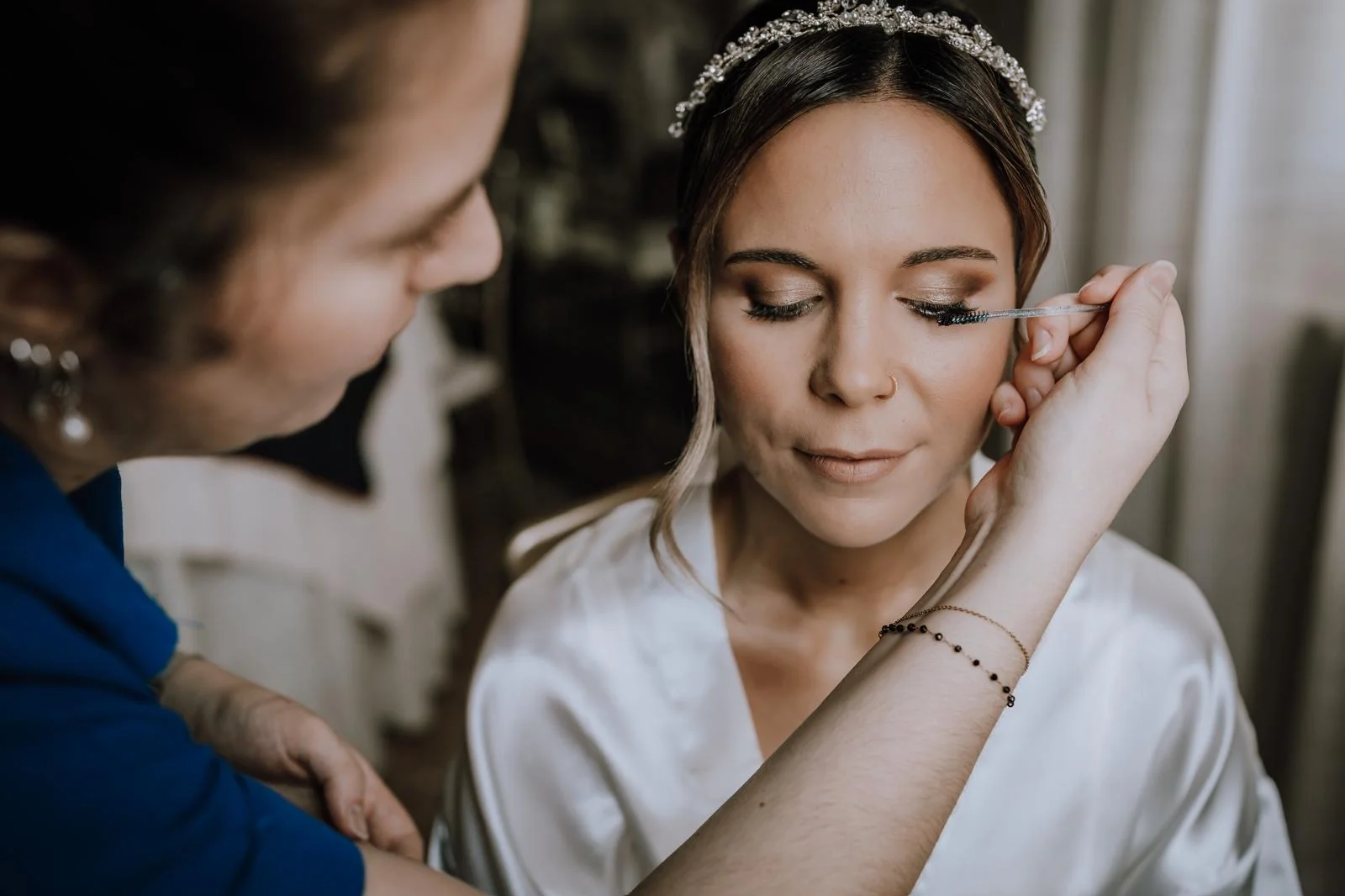 Trucco sposa Padova: la make-up artist applica il mascara alla sposa durante i preparativi