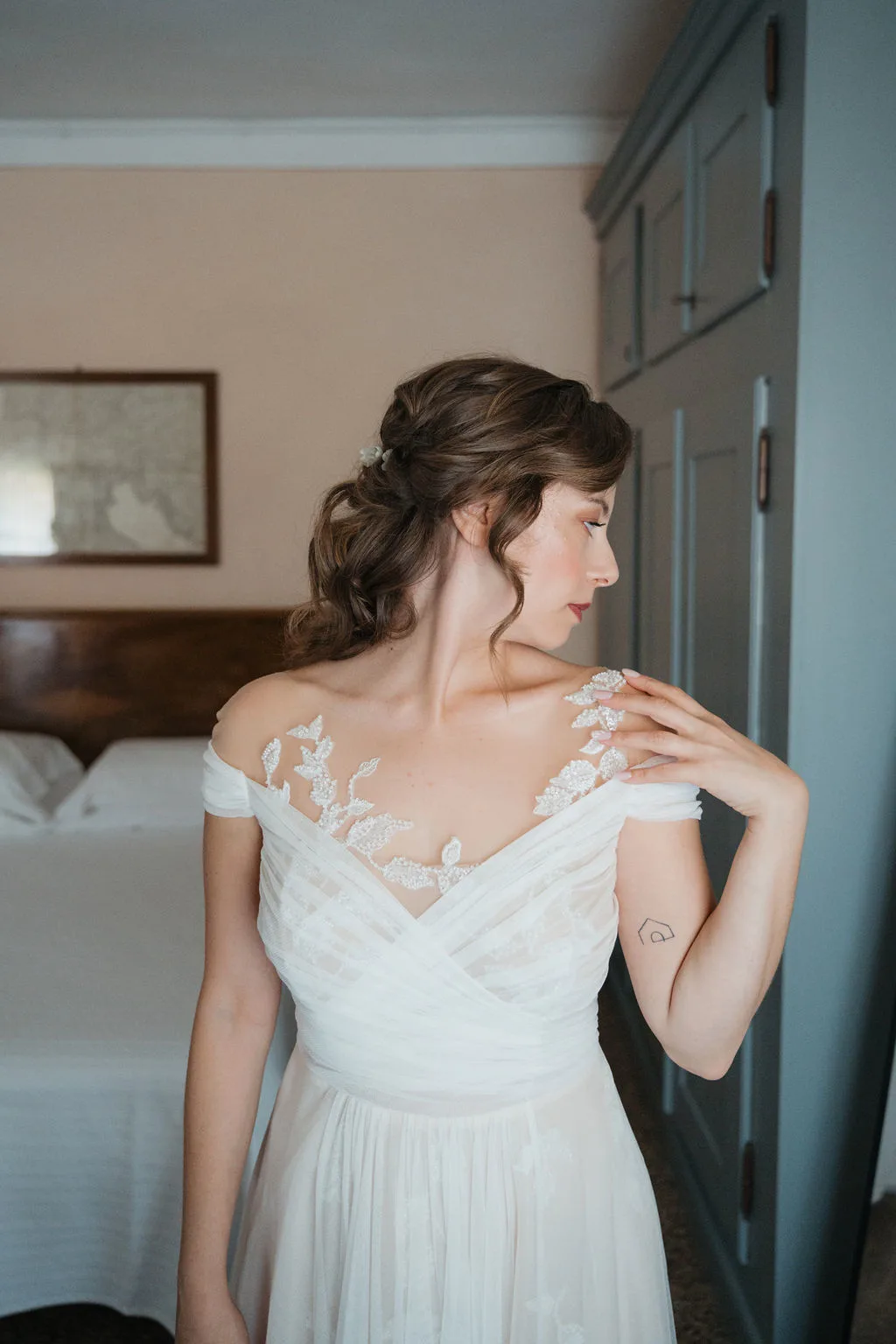 Sposa ritratta di profilo nel suo abito, con trucco sposa naturale e luminoso durante i preparativi a Padova