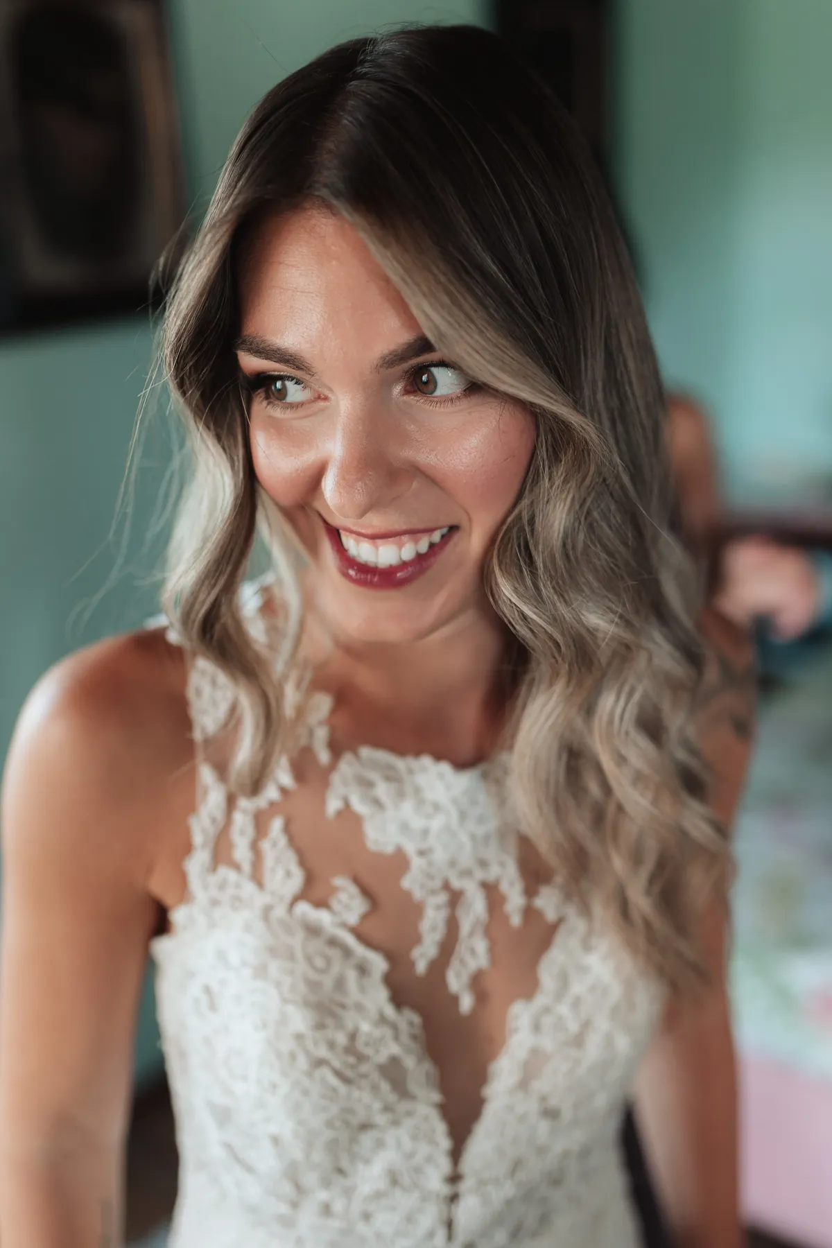 Sposa sorridente con trucco sposa elegante per un matrimonio a Venezia