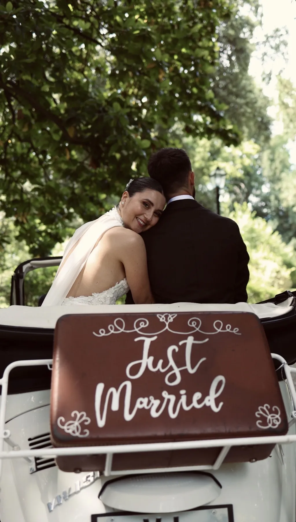 Newlyweds in a vintage car after a wedding in Veneto