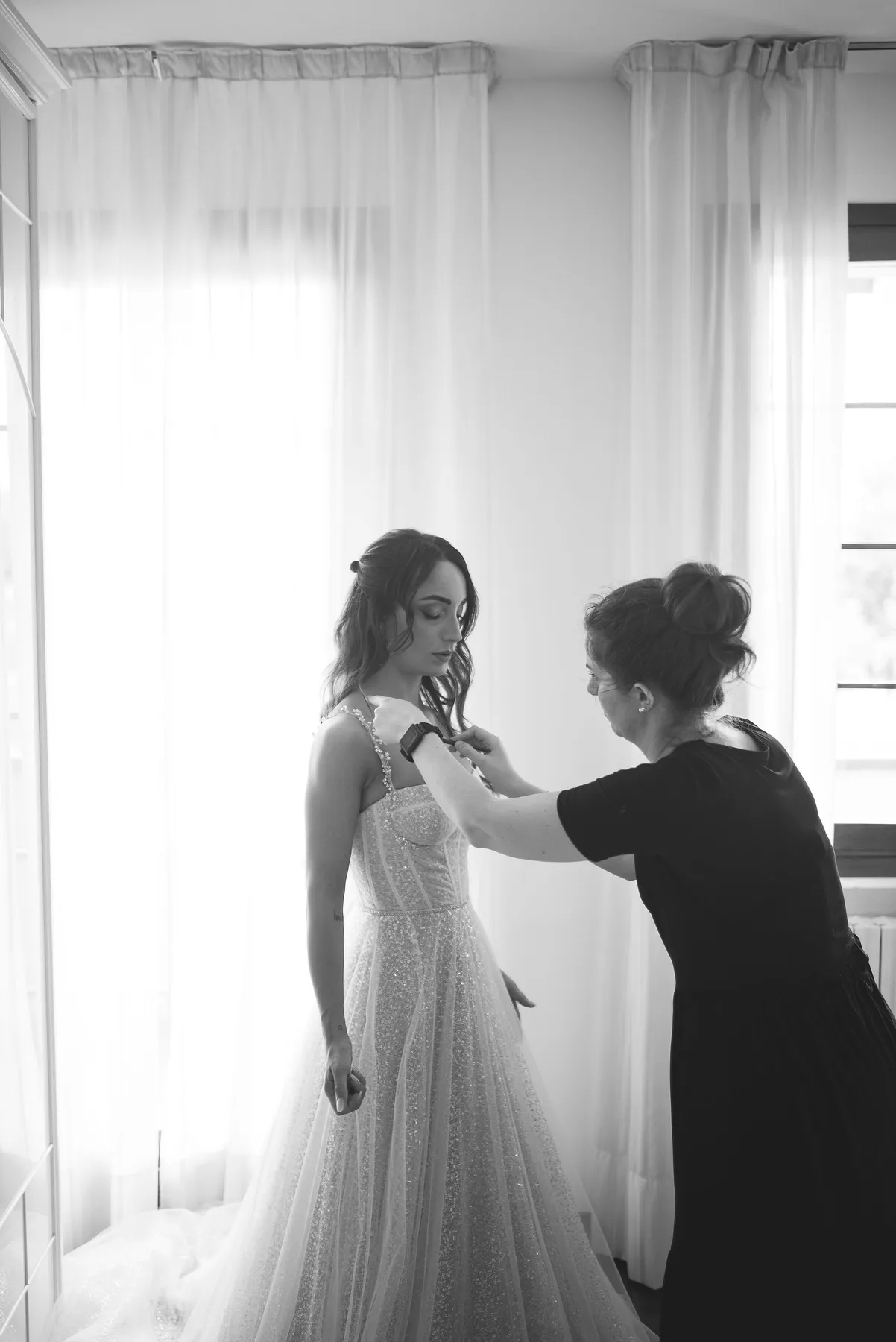 Vestizione della sposa in Veneto dopo trucco e acconciatura