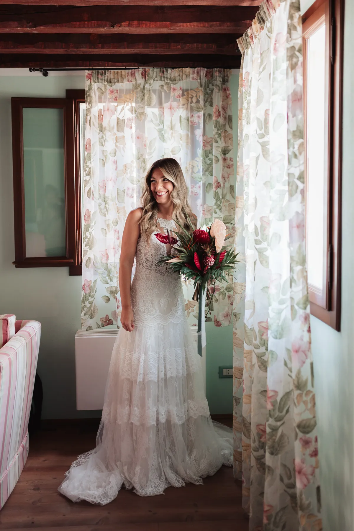 Bride with a red bouquet in a Veneto villa