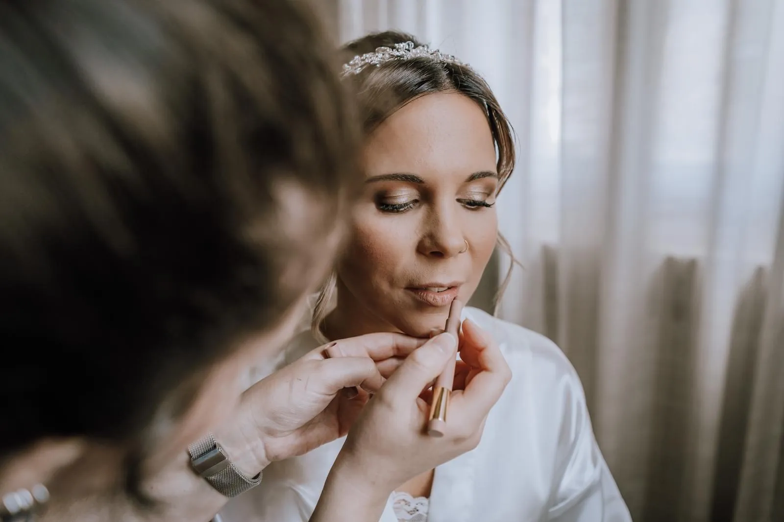 Bridal makeup touch-ups during the getting-ready moments in Padua