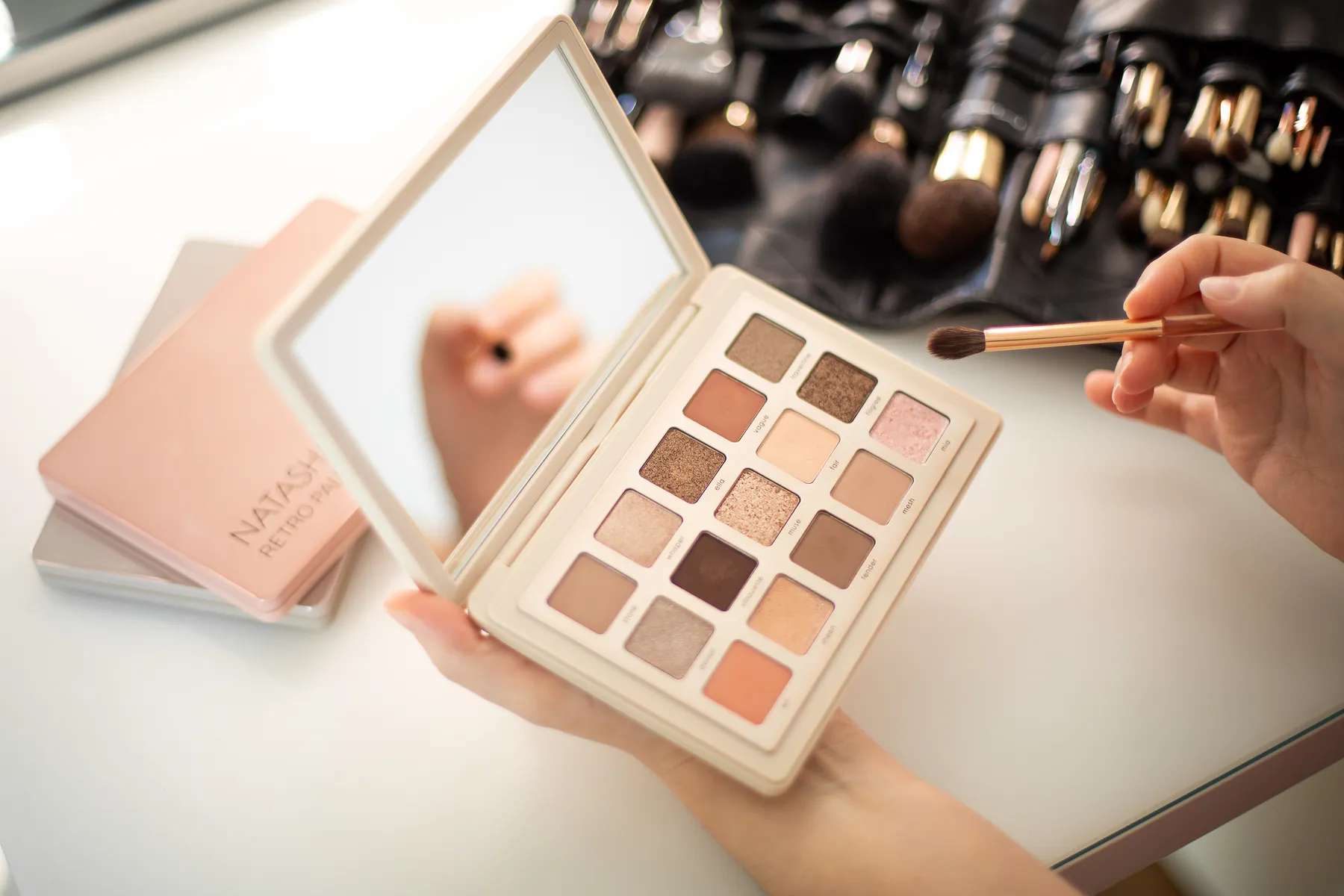 Palette di ombretti neutri usata per costruire una routine make-up quotidiana