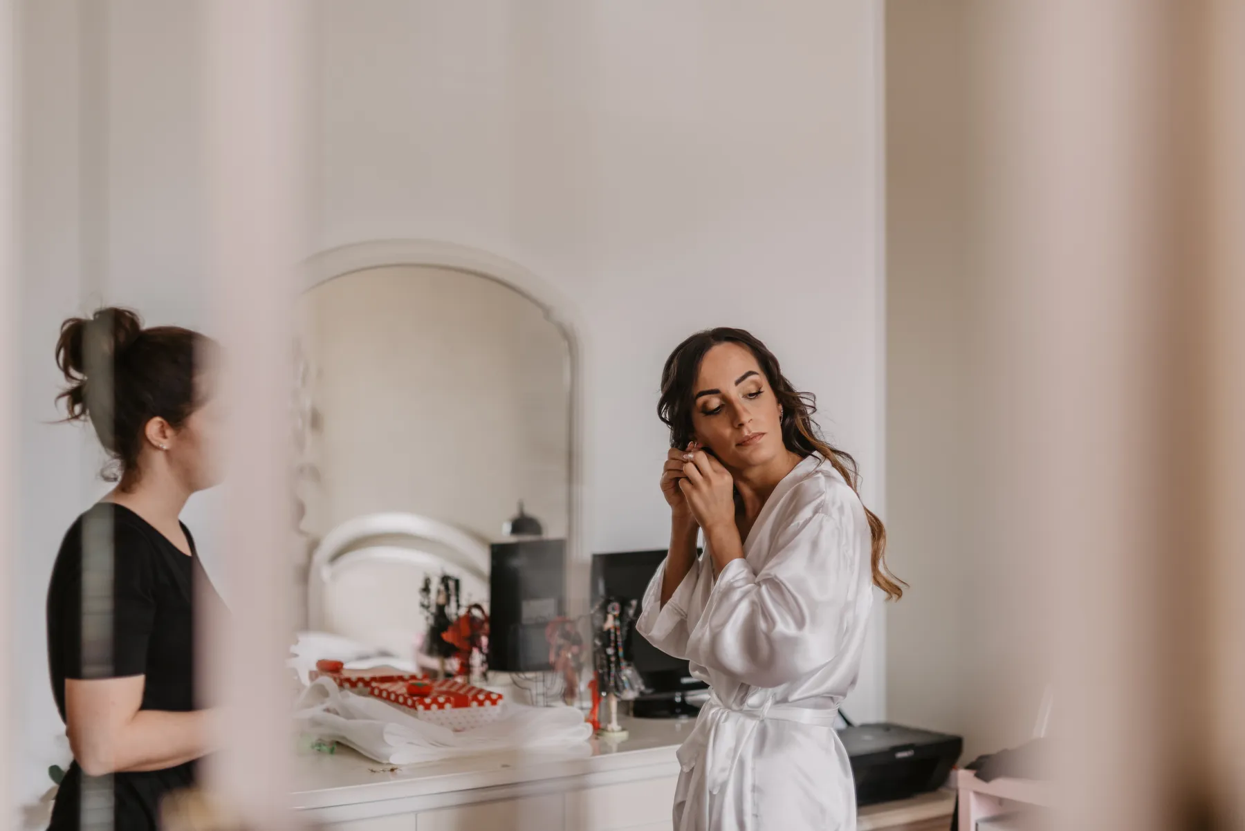 Preparativi del trucco sposa a Padova nella suite del matrimonio