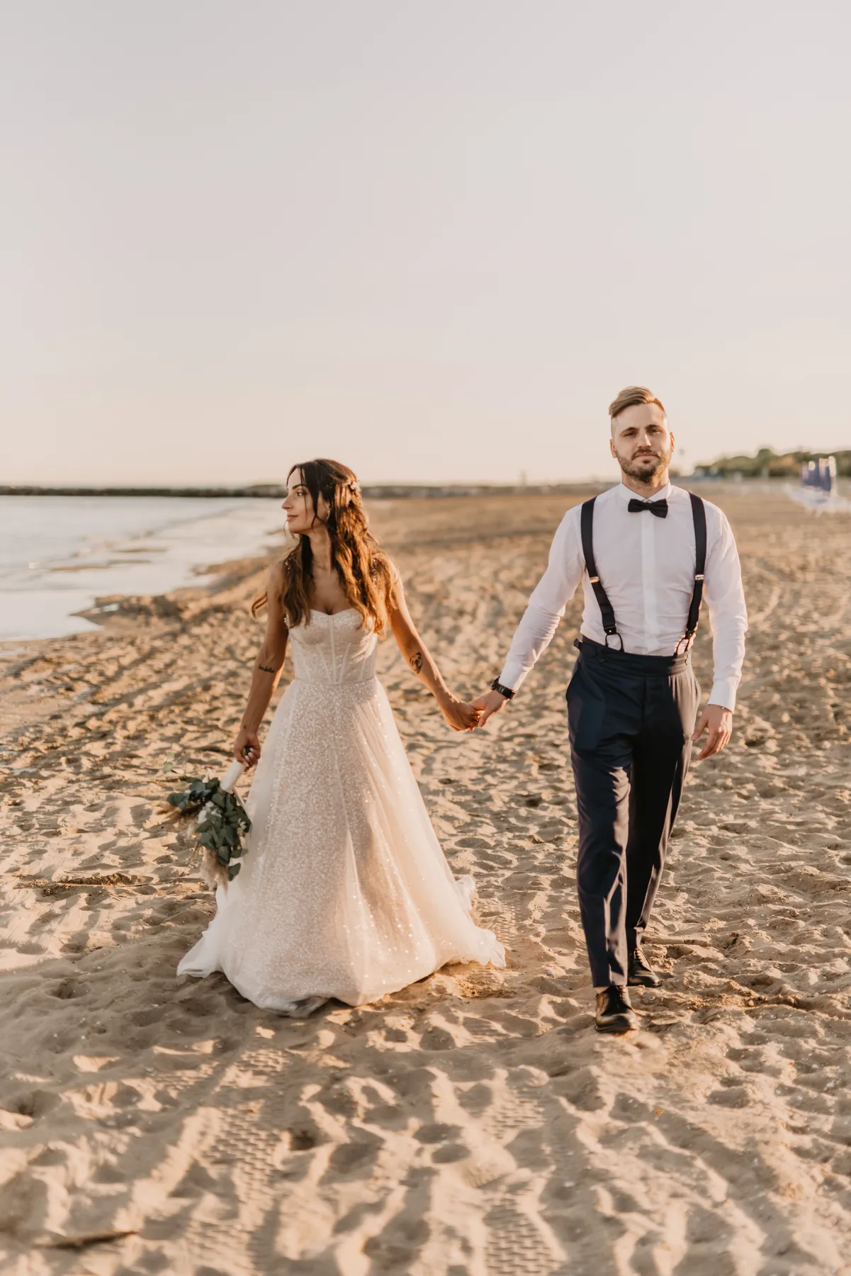Sposi al tramonto dopo un matrimonio in Veneto