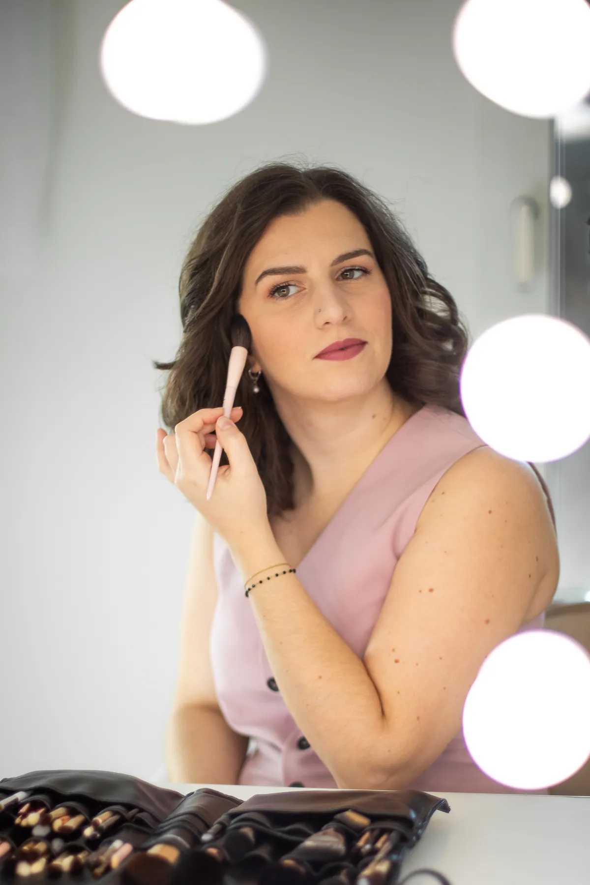 Silvia Pretato, truccatrice a Padova, con un pennello da trucco