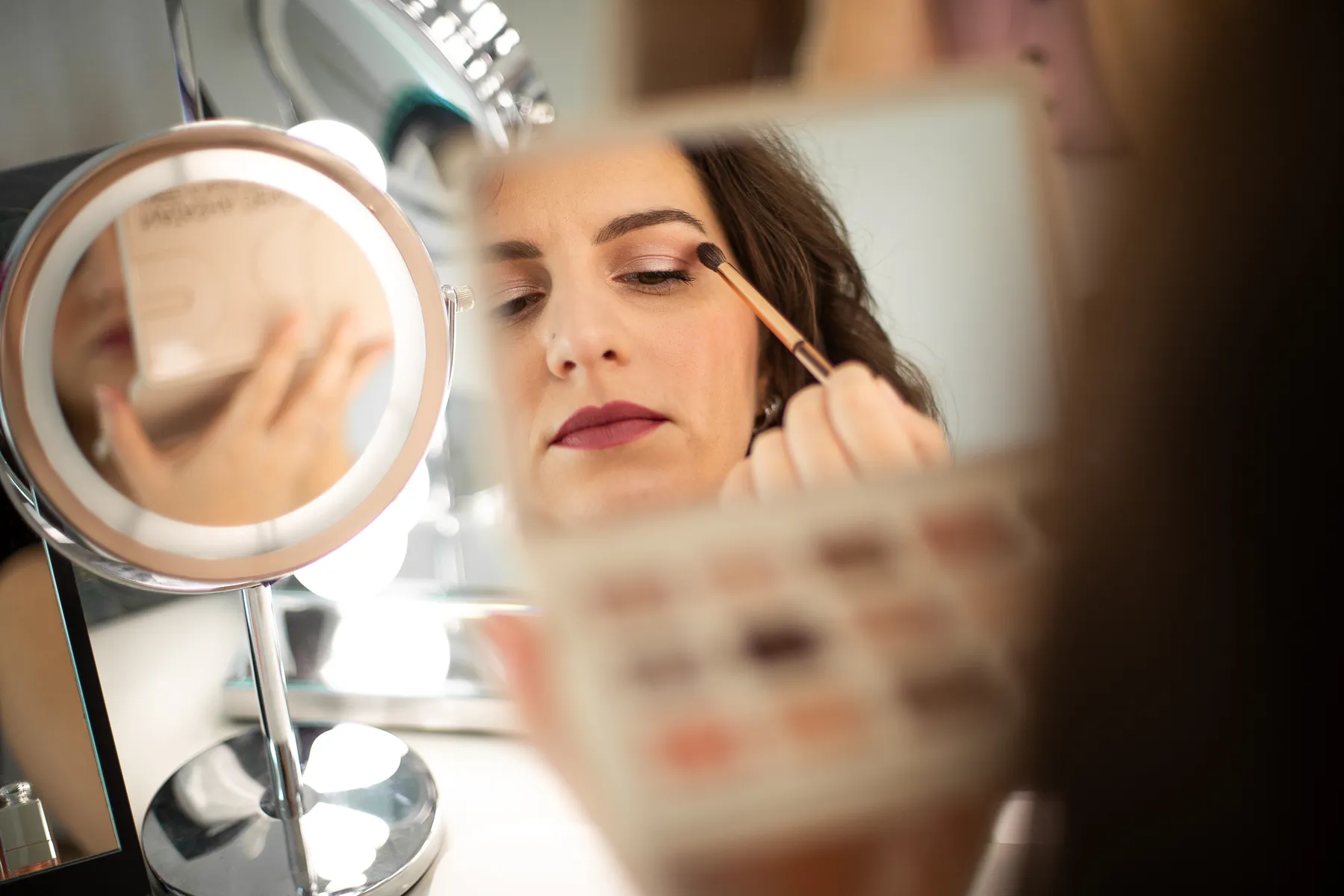 Silvia Pretato al lavoro davanti allo specchio nel suo spazio make-up a Padova
