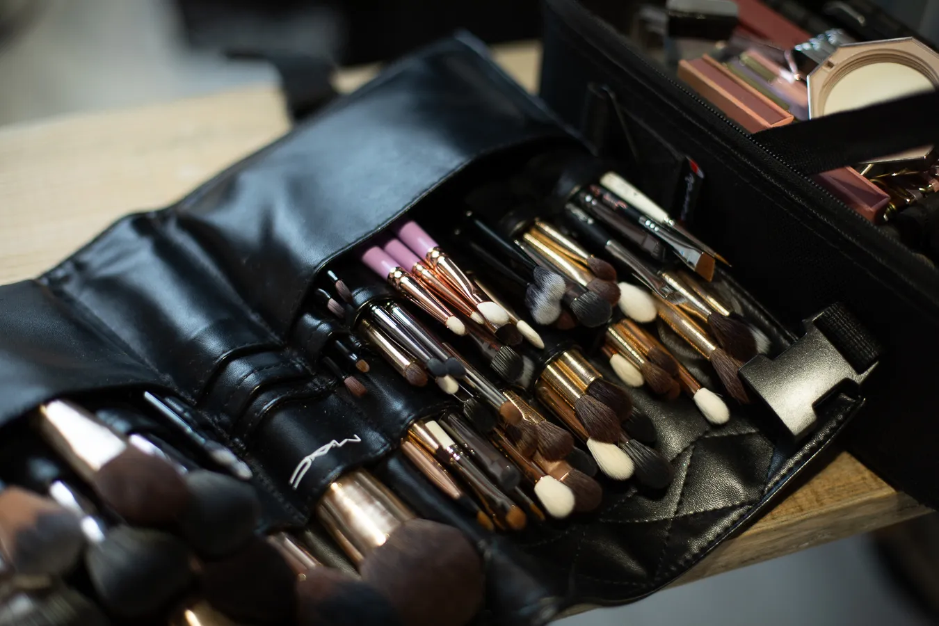 Trousse con pennelli e prodotti make-up per la lezione di self makeup